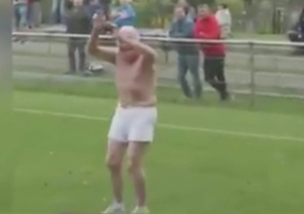 Anciano irrumpe partido de futbol en boxers