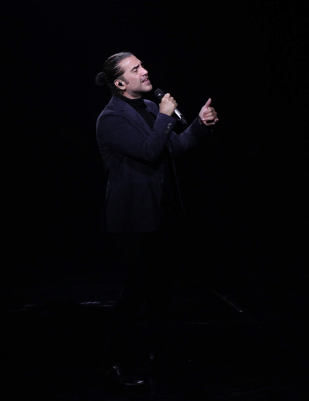 Alejandro Fernández da tributo a Juan Gabriel en su gira por México