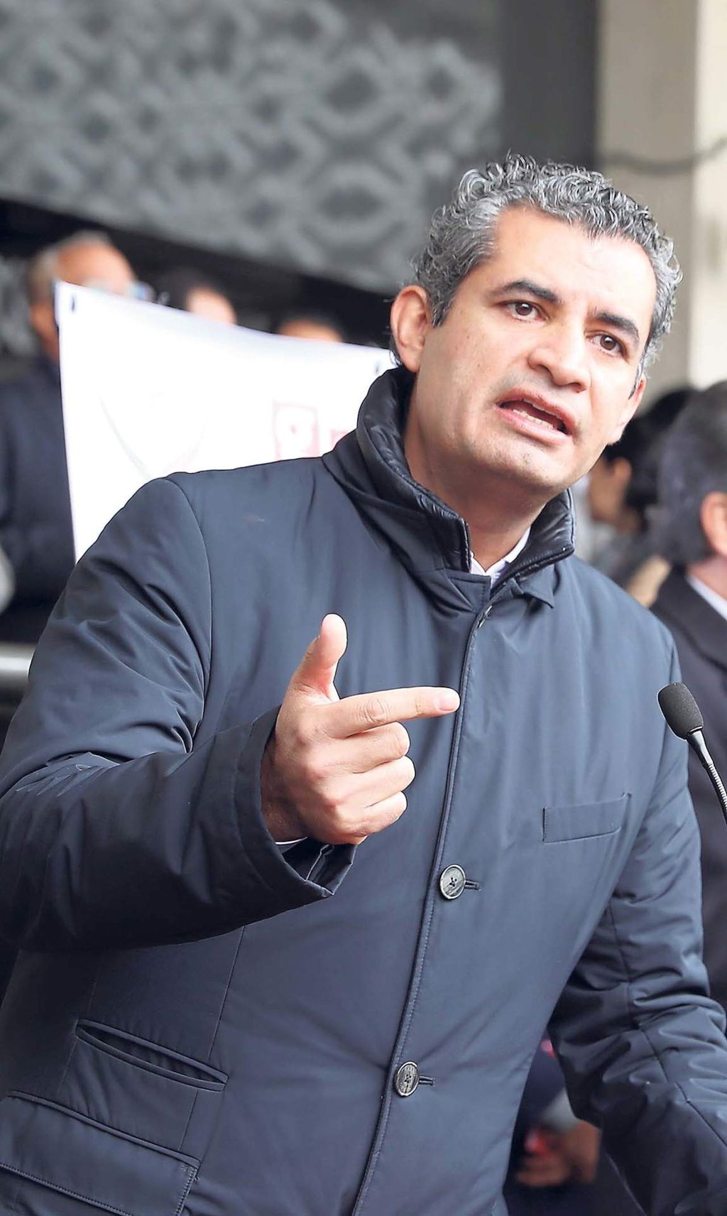 Asegura Ochoa Reza que seguirá al frente del PRI