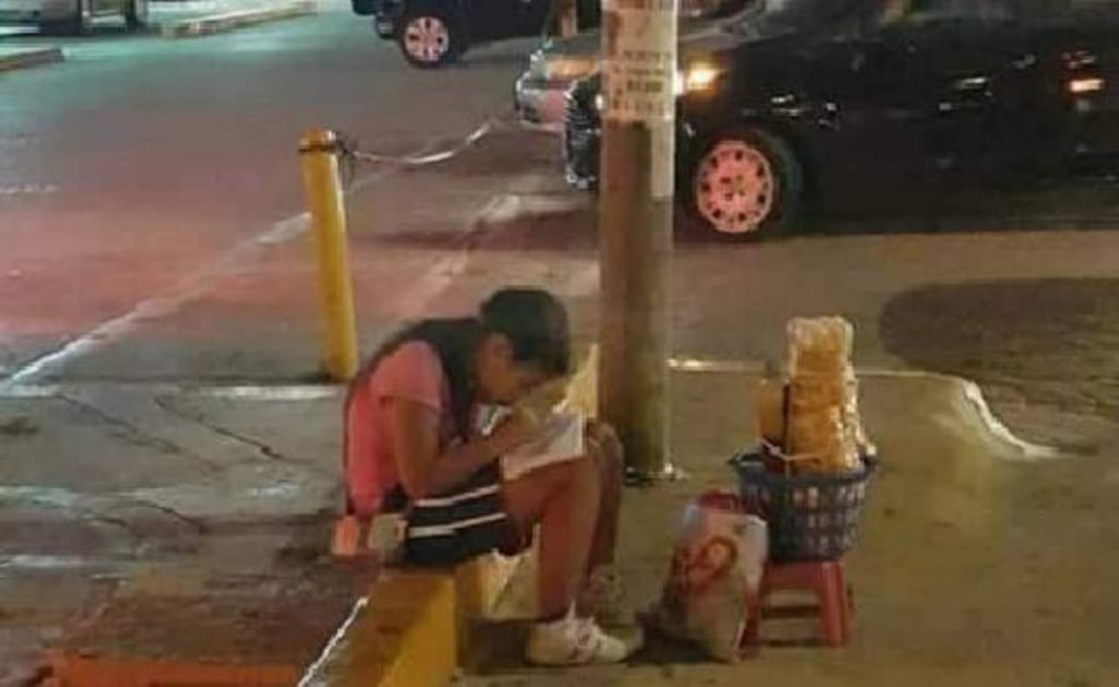 Captan a niña estudiando en la calle