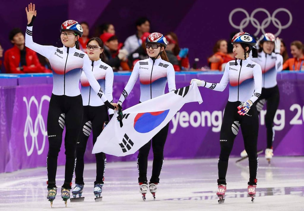 Corea del Sur gana ruda carrera de patinaje en pista corta