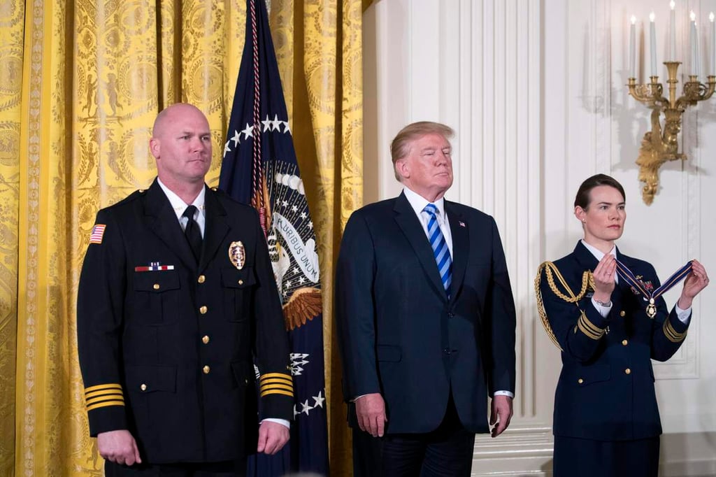 Trump impone medalla al valor a policías de matanza de San Bernardino