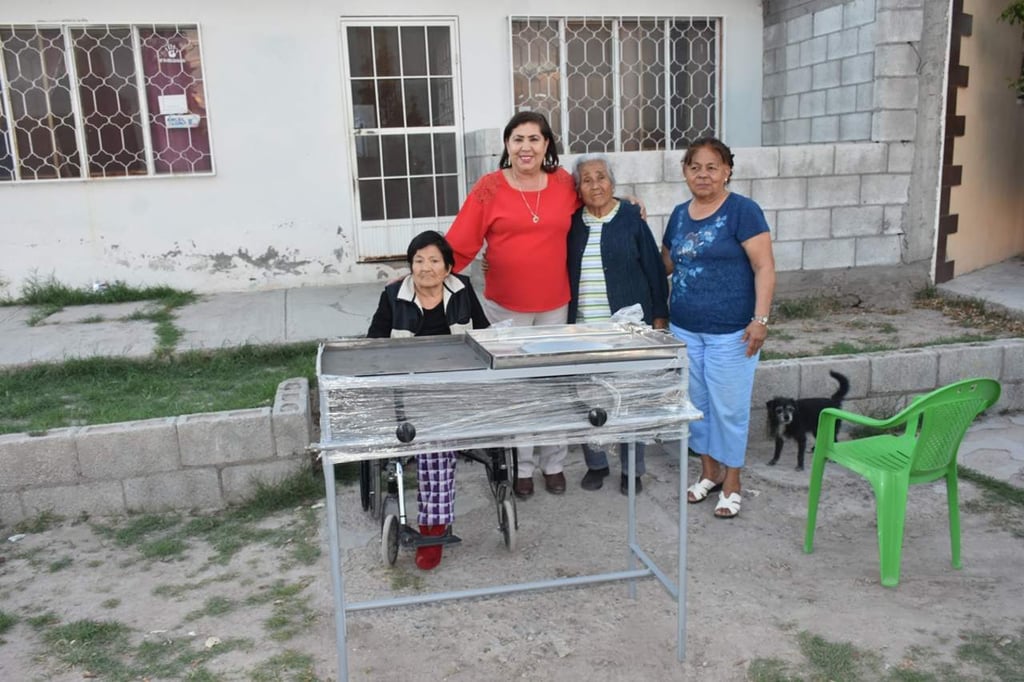 Reciben mujeres de colonias populares equipo para autoempleo en Lerdo