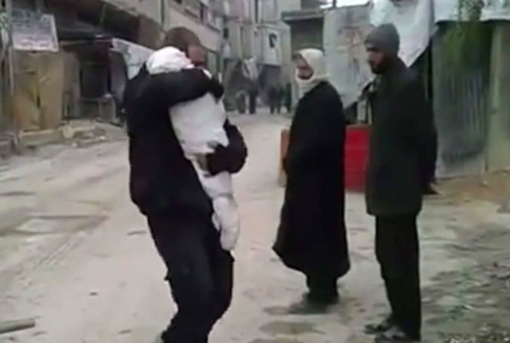 Conmueve padre que le da el último adiós a su hijo en Siria