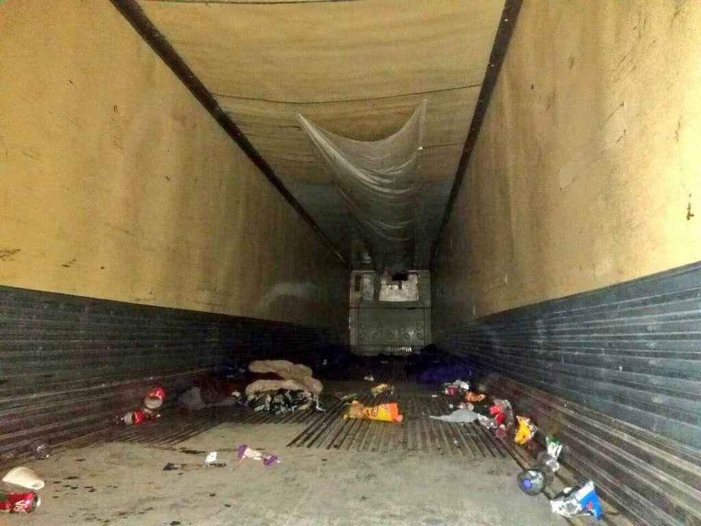 Agentes encuentran a 103 migrantes dentro de caja de tráiler en Tamaulipas