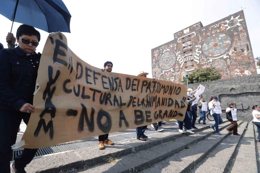 Bloquean avenida Universidad contra departamentos frente a CU