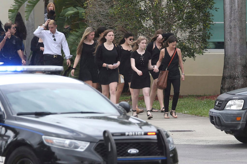 Alumnos y padres vuelven a la escuela de Florida escenario de la matanza