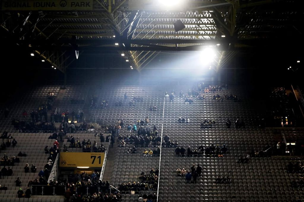 Hinchas boicotean Augsburgo-Dortmund en protesta contra juegos de lunes