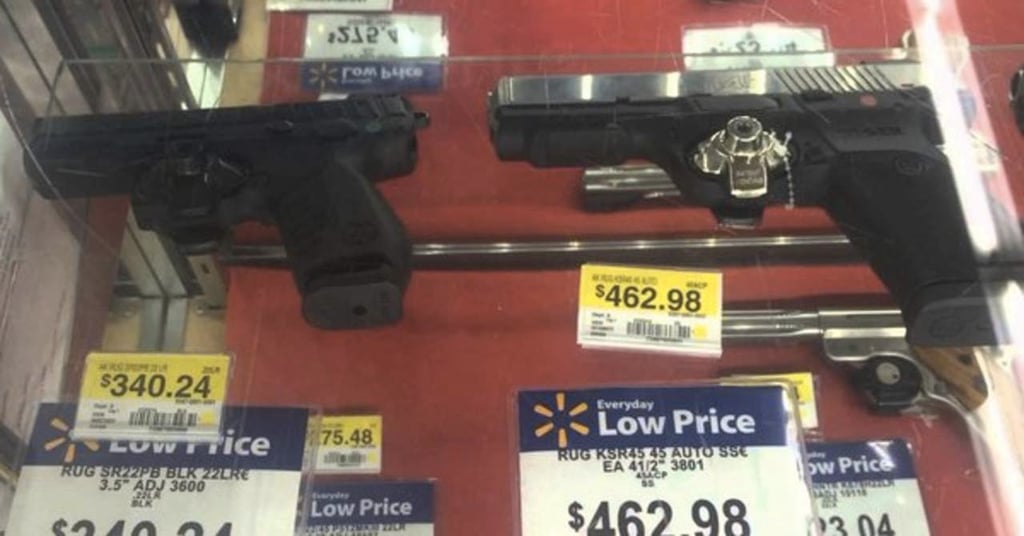 Anuncia Walmart que no venderá armas a menores de 21 años