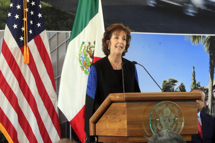 Anuncia embajadora de EU en México retiro tras 31 años de servicio