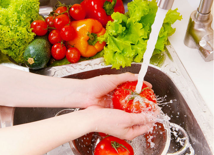 ¿Cómo desinfectar frutas y verduras correctamente?