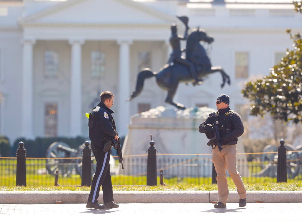 Hombre presuntamente se dispara frente a la Casa Blanca
