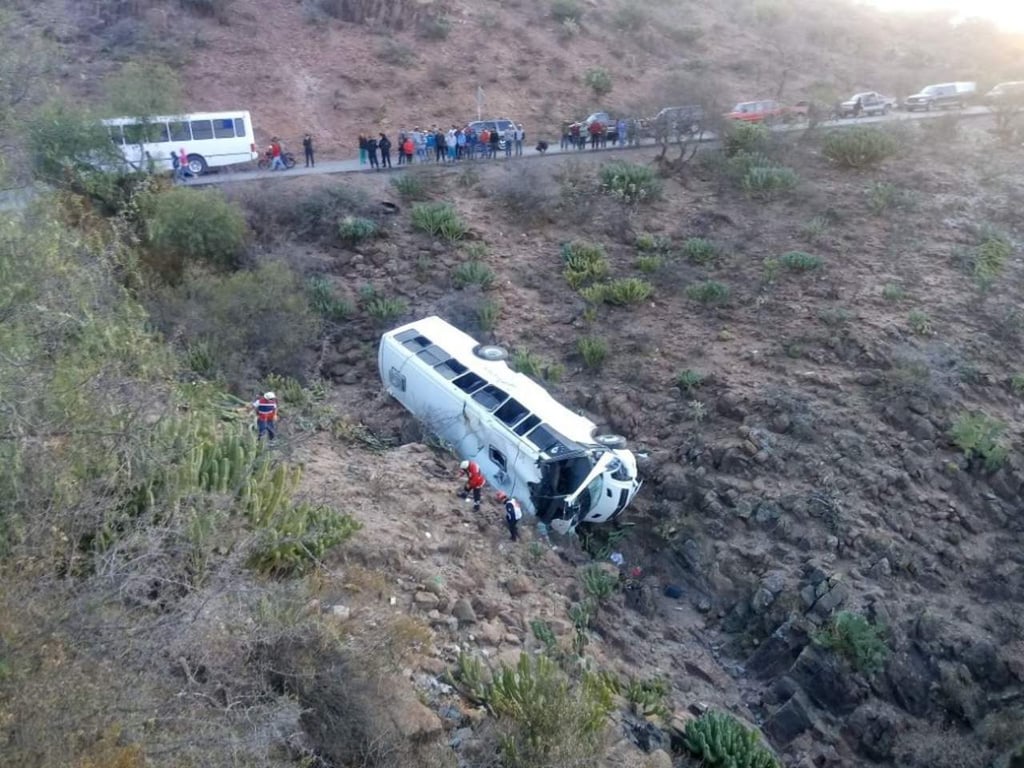 Autobús se desbarranca en carretera de SLP; mueren 2 personas