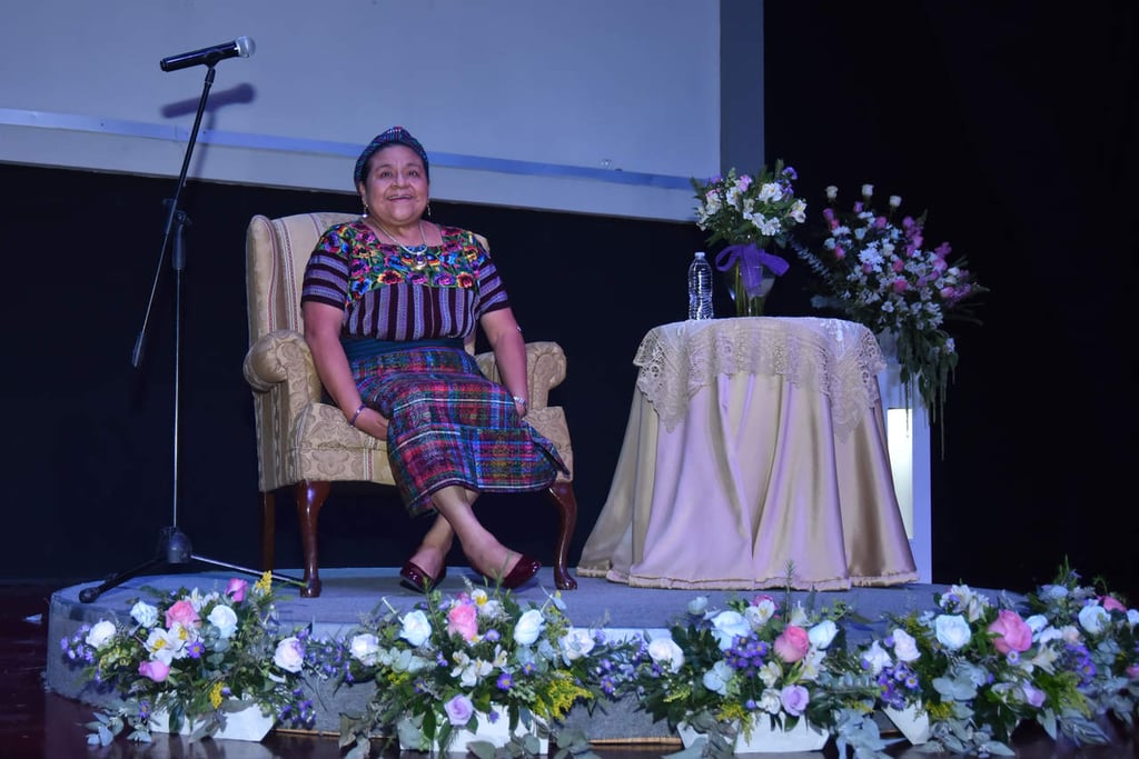 Ofrece Rigoberta Menchú conferencia ante cientos de laguneros
