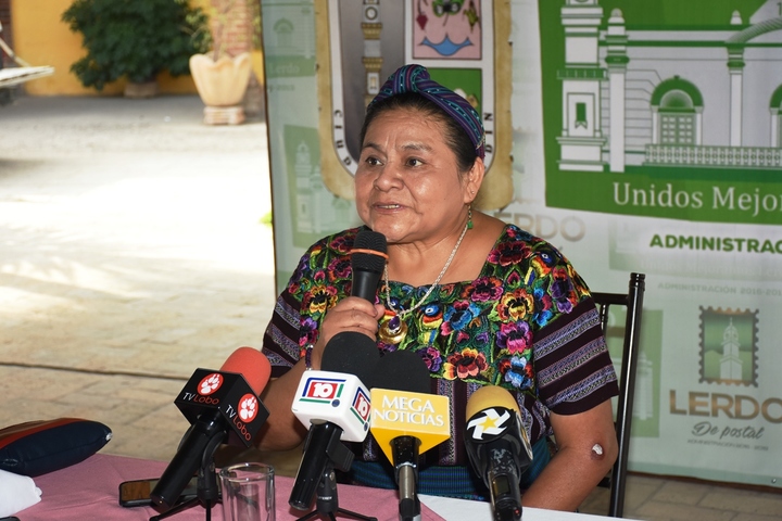 Insta Rigoberta Menchú a las mujeres a un papel más activo