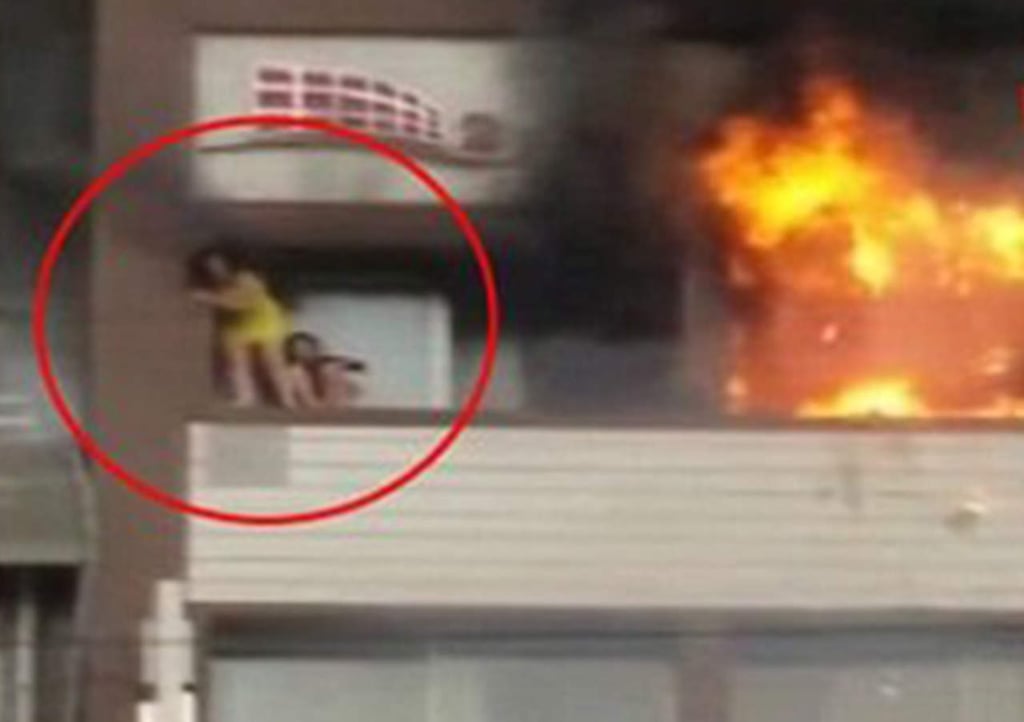 Dos mujeres quedan atrapadas en balcón durante incendio