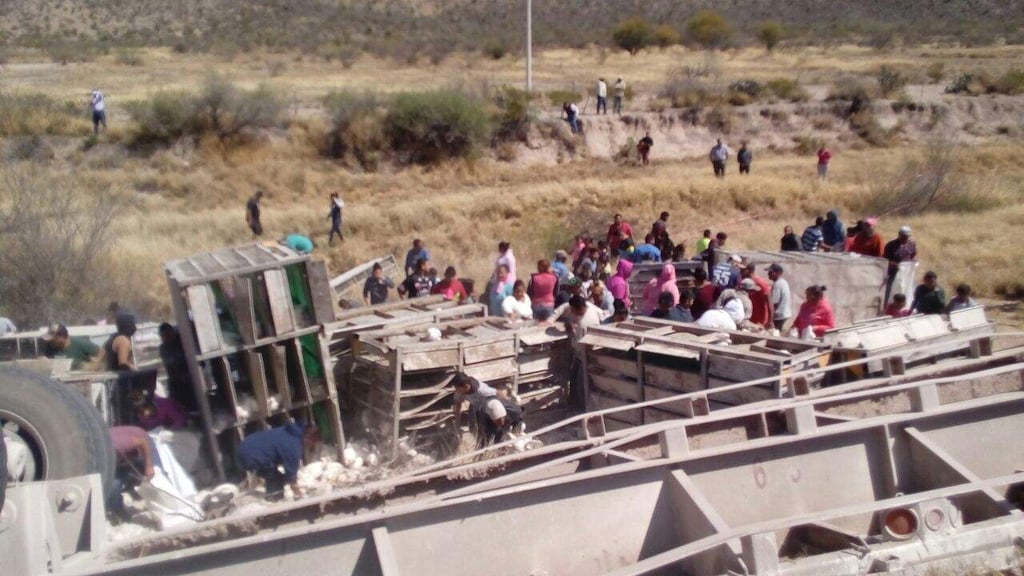 Muere trailero en volcadura sobre carretera Bermejillo-La Zarca