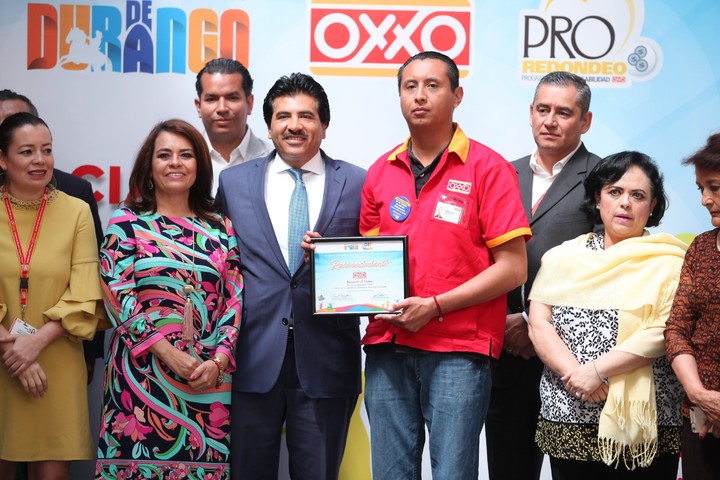 Oxxo y Municipio  dan becas a niños, gracias a redondeo
