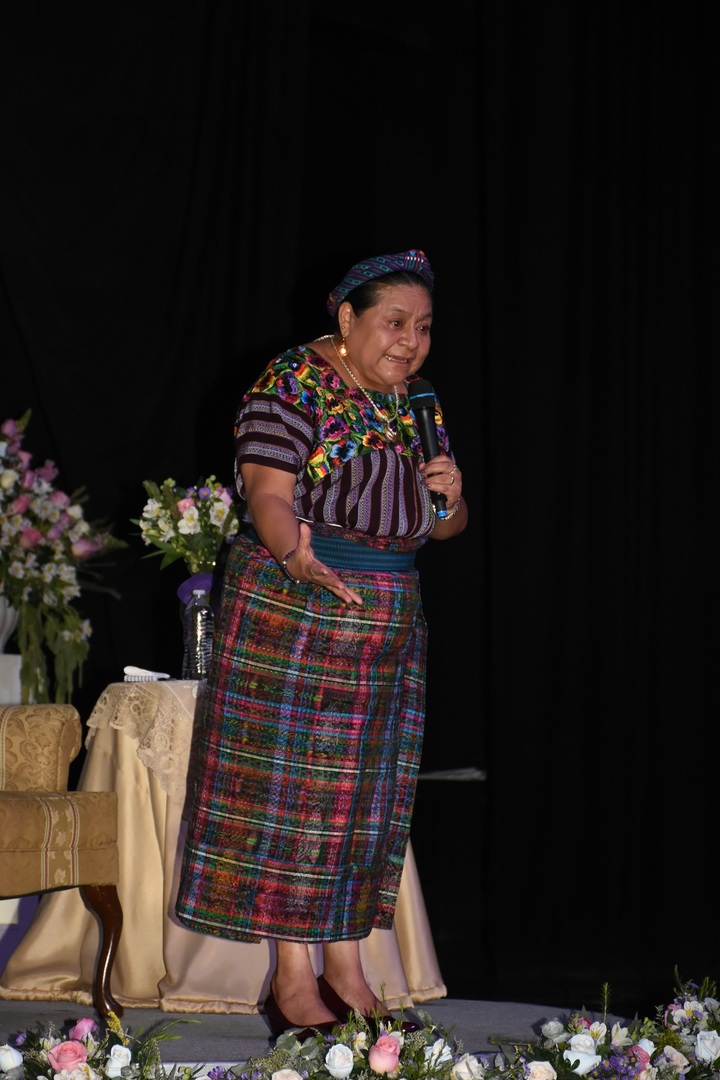 Ofrece conferencia Rigoberta Menchú
