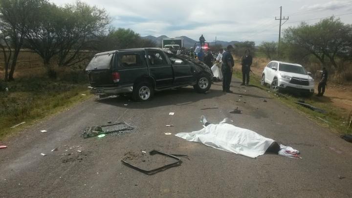 Mueren dos menores en volcadura