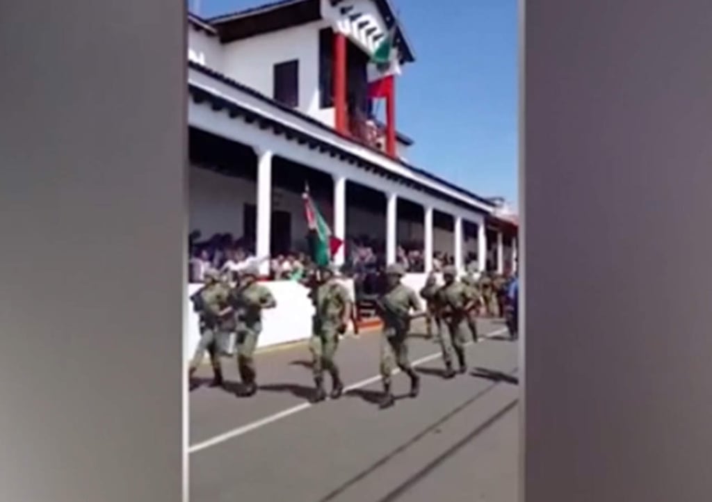Tribuna con 50 funcionarios se derrumba en Michoacán