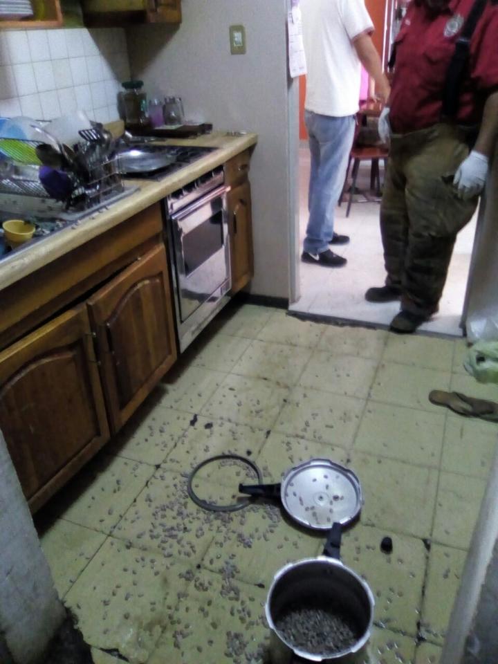 Cocinaban frijoles en una olla de presión y ésta explotó