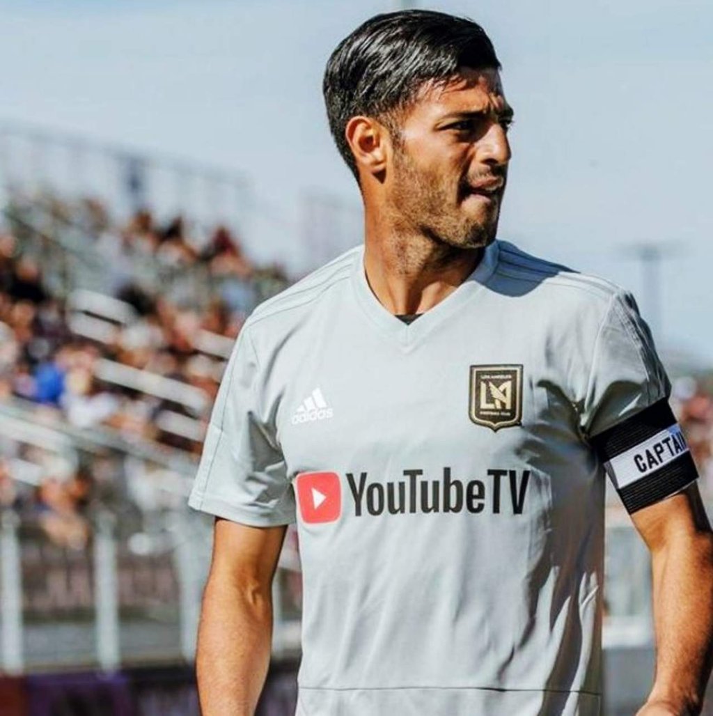 Carlos Vela presenta el nuevo uniforme del LAFC