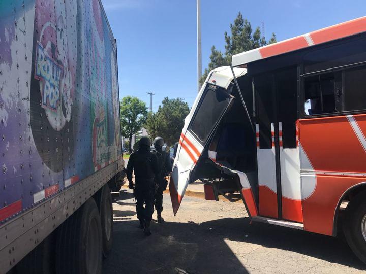 Tres heridos tras choque de camiones