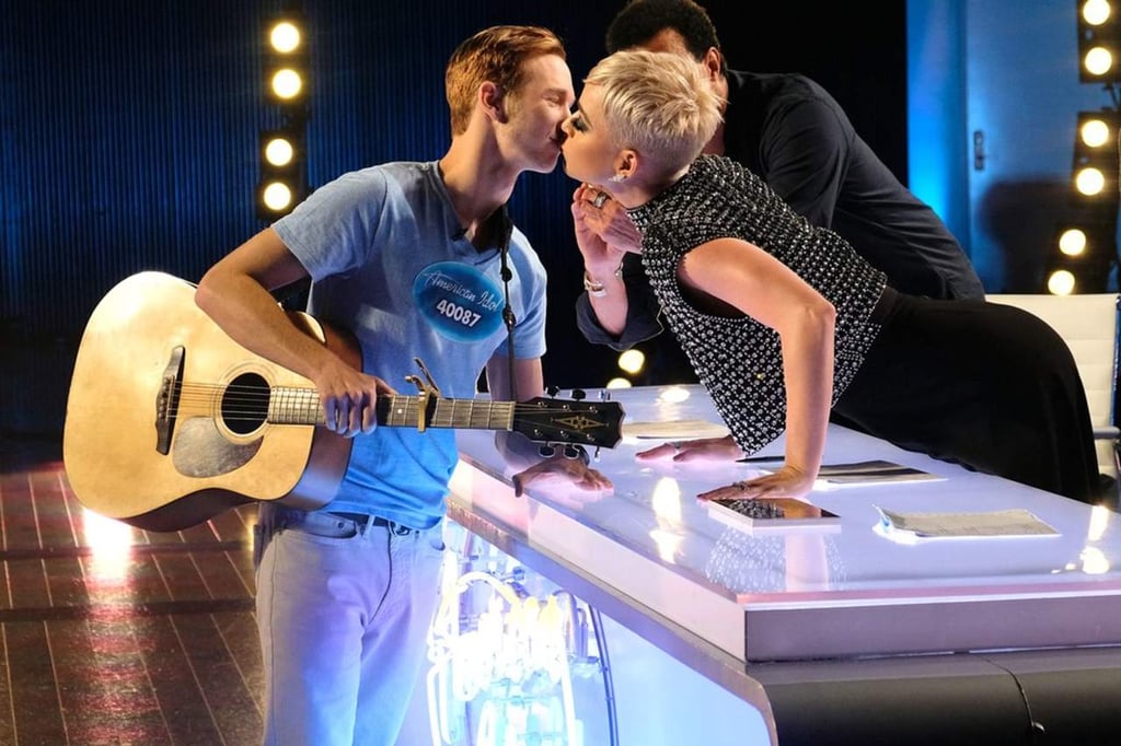 Katy Perry da a concursante de American Idol su primer beso