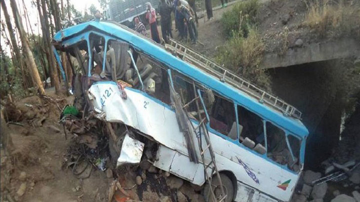Mueren 38 al caer autobús a barranco en Etiopía