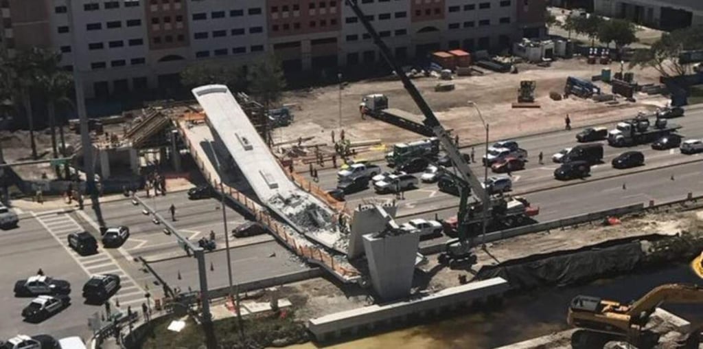Colapsa puente peatonal en universidad de Florida