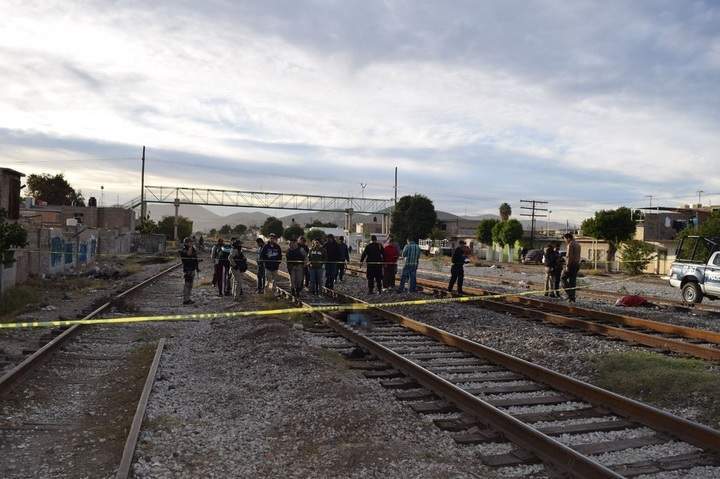 Tren choca camión:  1 muerto, 18 heridos