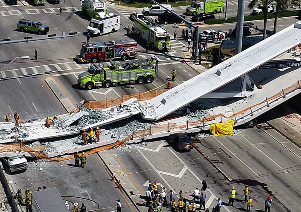VIDEO: Colapso de puente peatonal deja 6 muertos