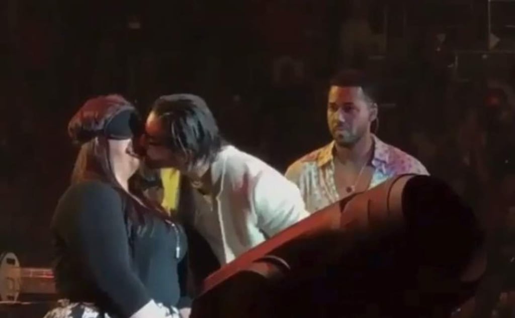 Maluma y Romeo Santos reparten besos en el escenario