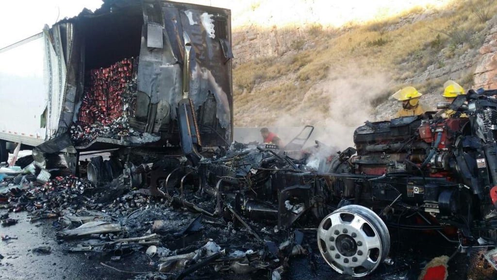 Choque de tráileres en la autopista GP-Durango deja una unidad incendiada