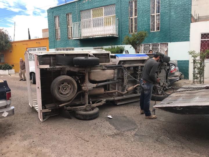 Choque-volcadura deja 2 lesionados en la capital de Durango