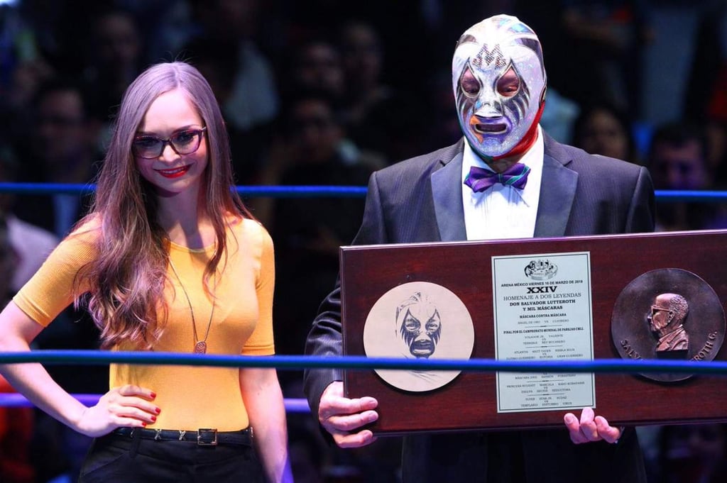 Recibe Mil Máscaras homenaje en Arena México