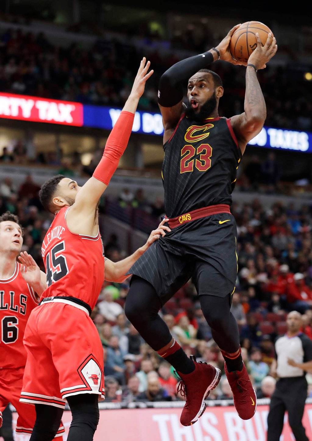 Anota LeBron 33 en triple-doble y Cavs vencen a Bulls