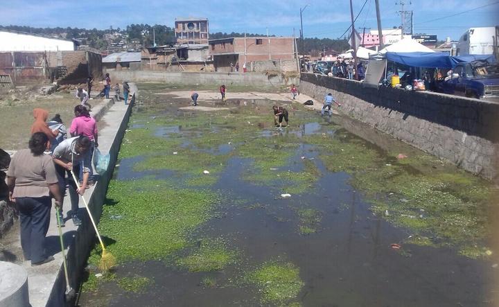 Limpian calles de El Salto