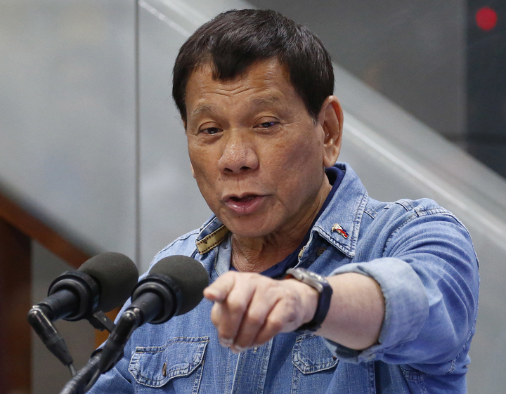 Llama Duterte a abandonar la CPI