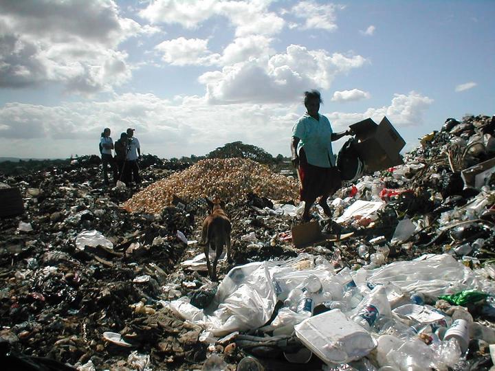 Sigue el riesgo en el basurero en Canatlán