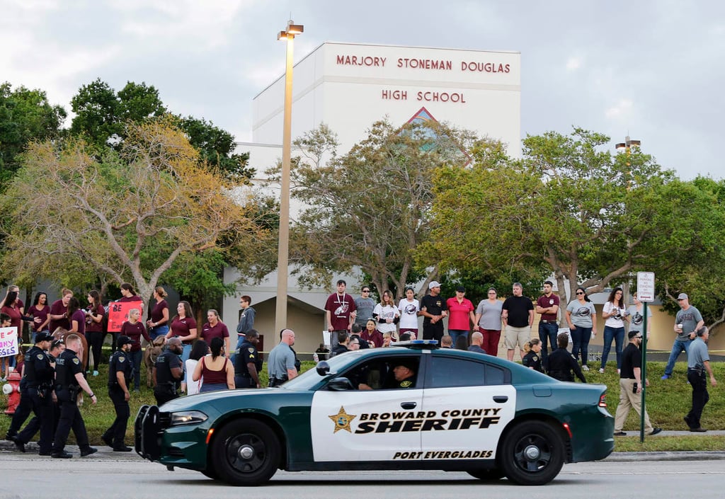 Detienen dos alumnos de escuela de tiroteo en Florida por llevar navajas