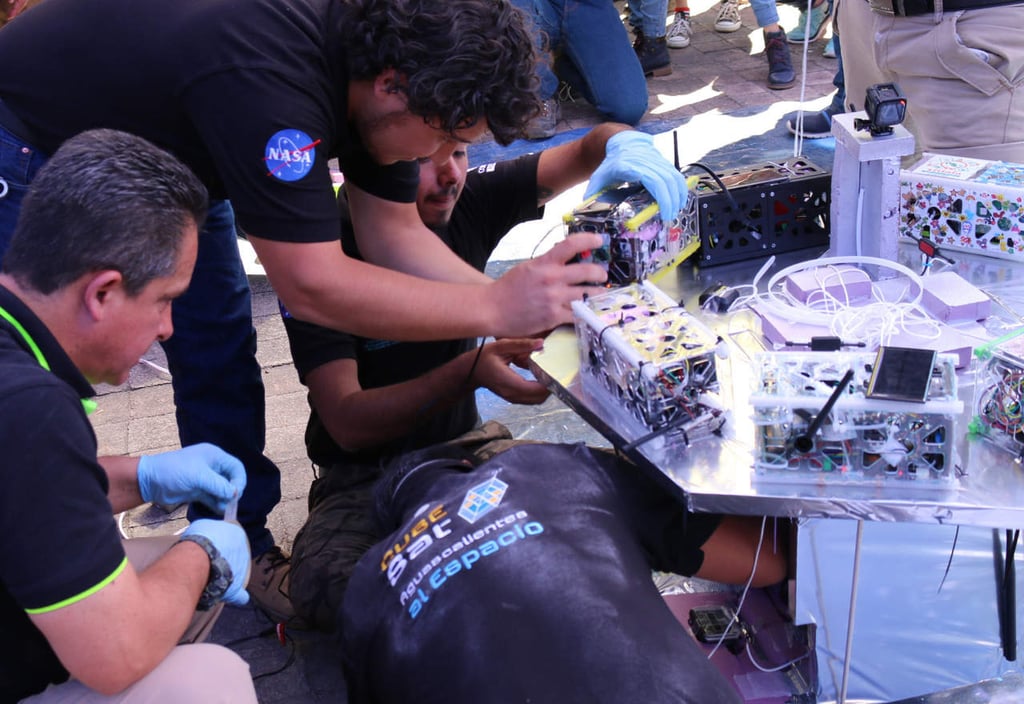 Estudiantes mexicanos lanzan nanosatélites al espacio