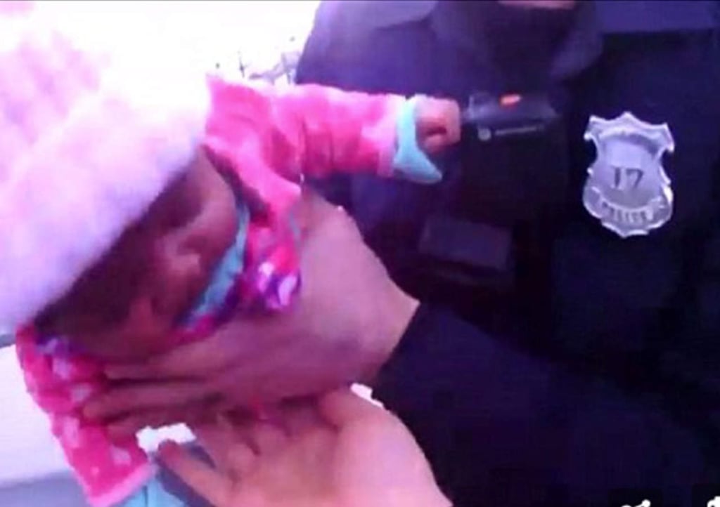 Oficiales salvan vida de bebé que se estaba ahogando