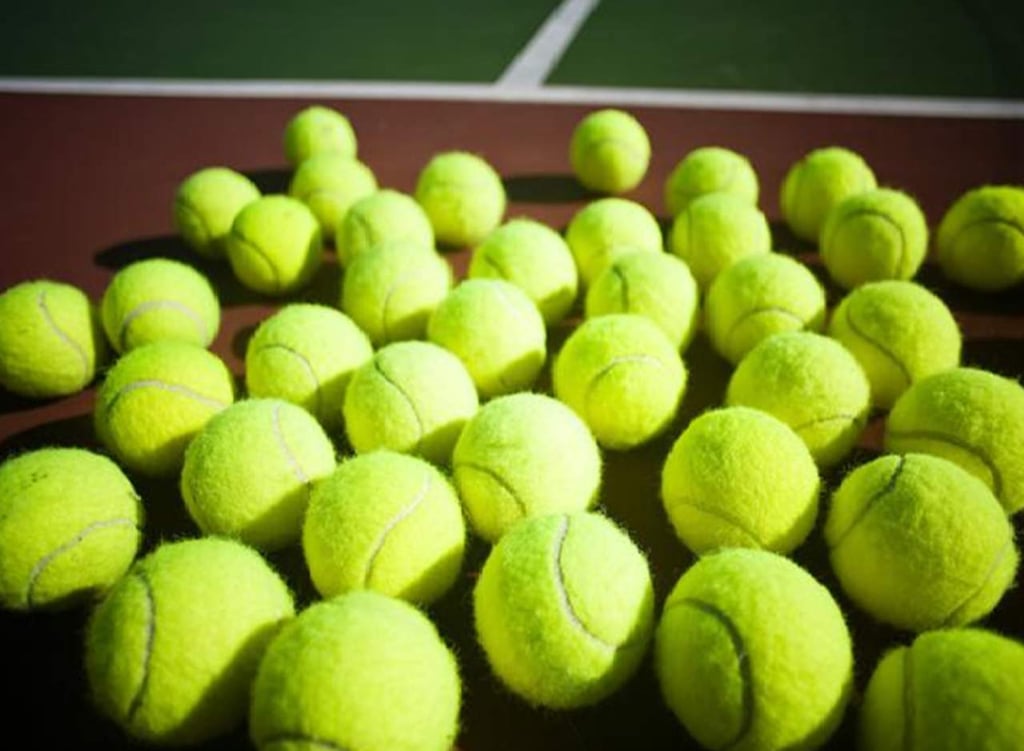 ¿De qué color son las pelotas de tenis, verdes o amarillas?