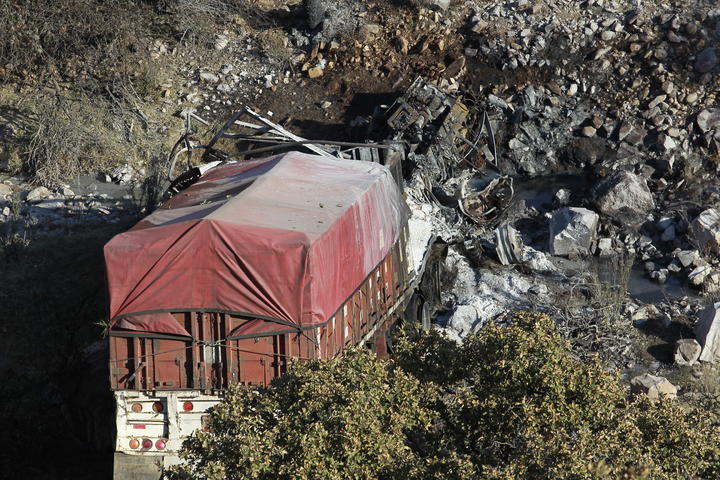 Chofer muere calcinado tras caer a barranco