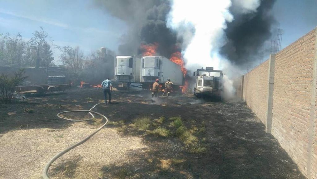 Fuego consume dos cajas de tracto camión y un vehículo tipo barredora