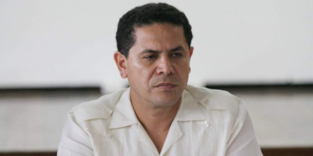 Exalcalde de Cancún es acusado de plagiar libro autobiográfico