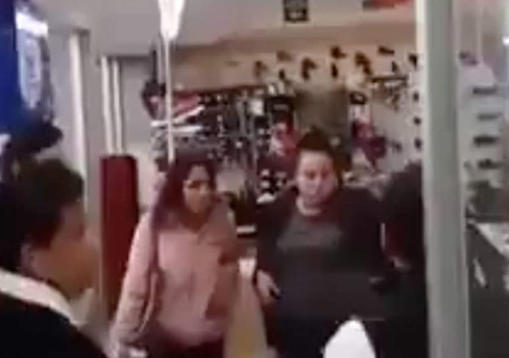'Ladronas' logran escapar de tienda departamental