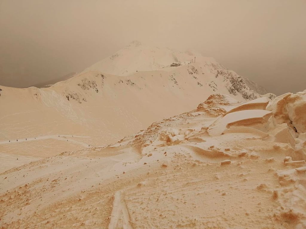 En Europa, cae nieve naranja